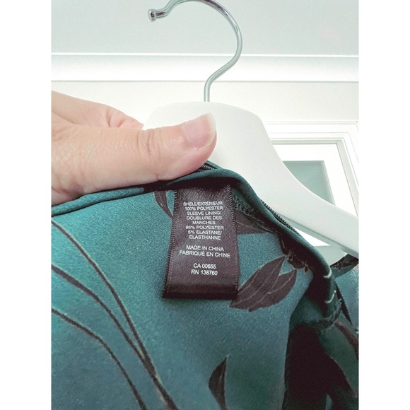 RW & CO. |  Green Floral Flutter Sleeve Crop Blouse - Picture 5 of 8